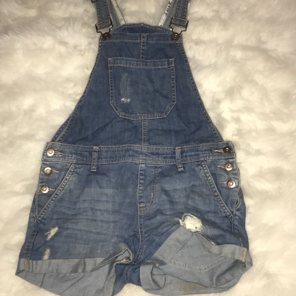Short Overalls • Says size 27 can fit smaller •